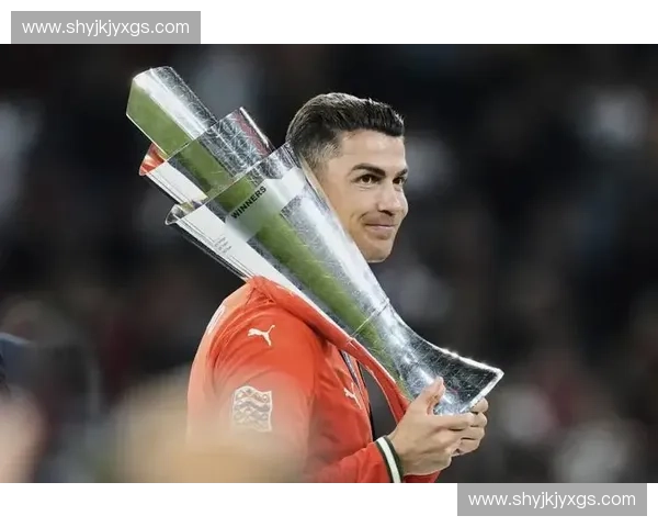 曼联众将高举欧联杯奖杯全场欢腾见证荣耀时刻